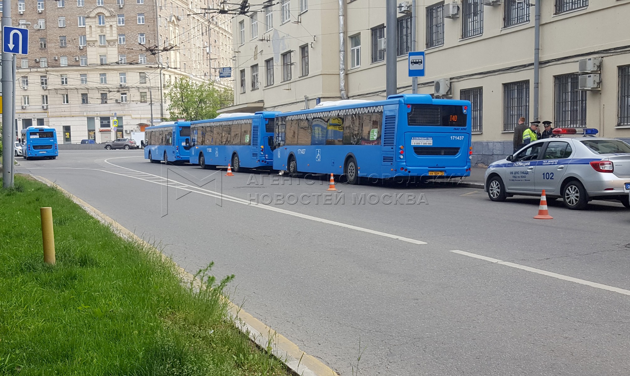 Работа полиции на месте гибели водителя автобуса в результате