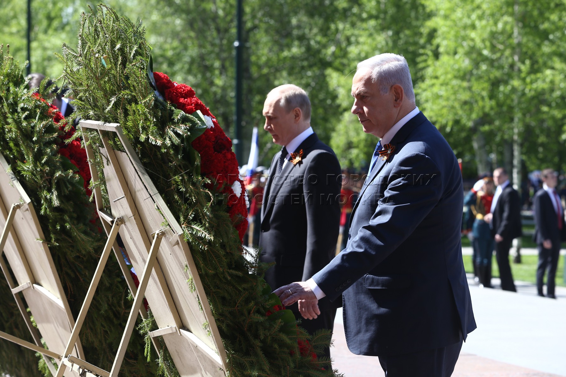 Возложение венков к могиле неизвестного солдата сегодня в москве фото