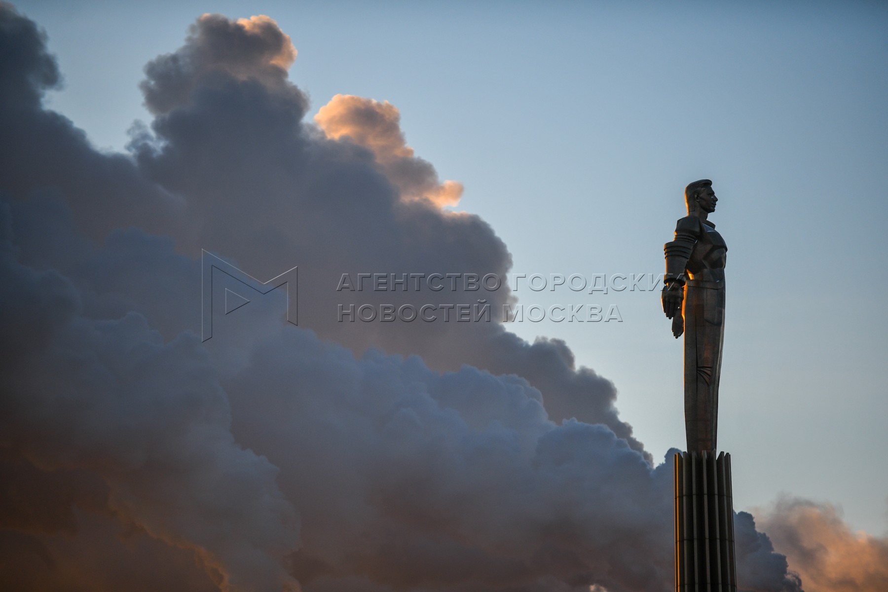 памятник гагарину в москве на ленинском