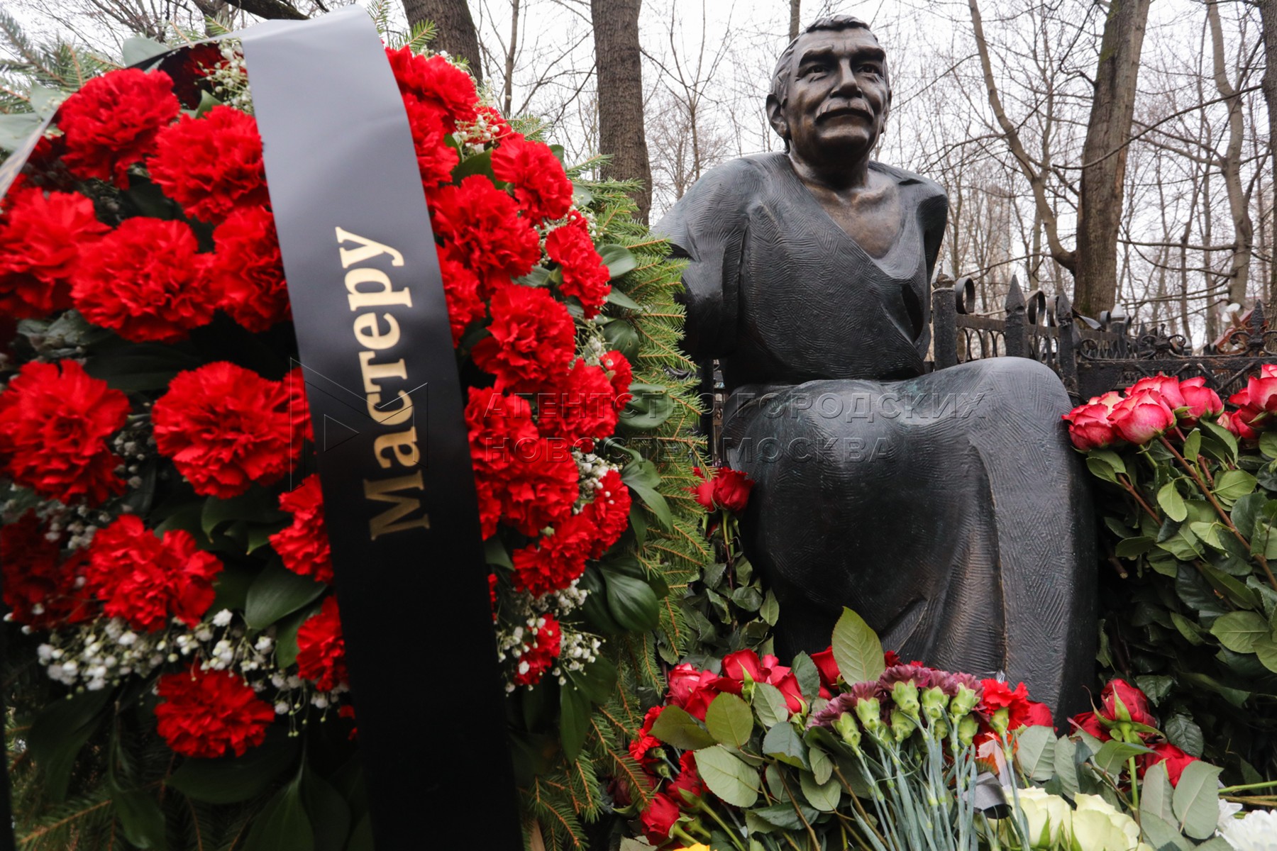 Памятник Армену Джигарханяну на Ваганьковском кладбище