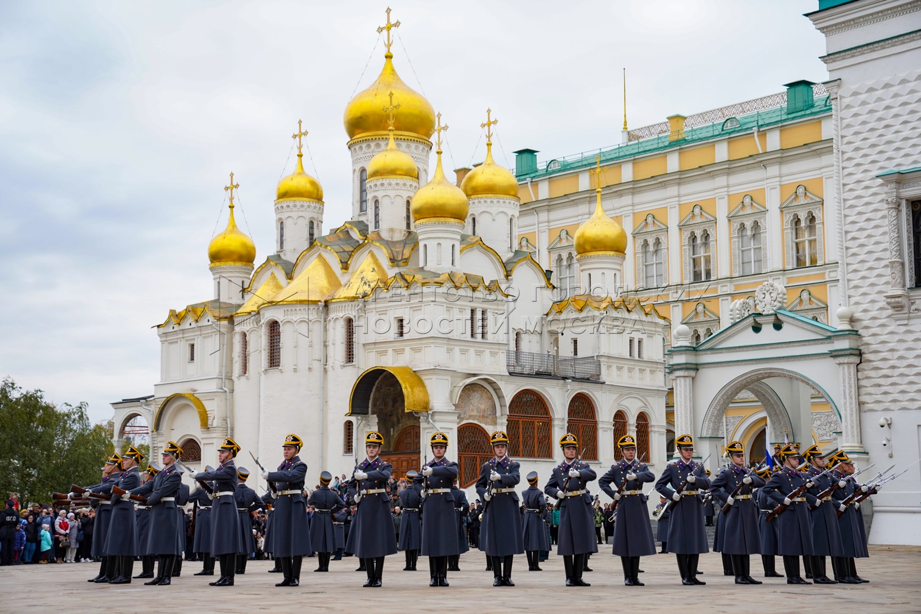 выступление президентского полка в кремле по субботам