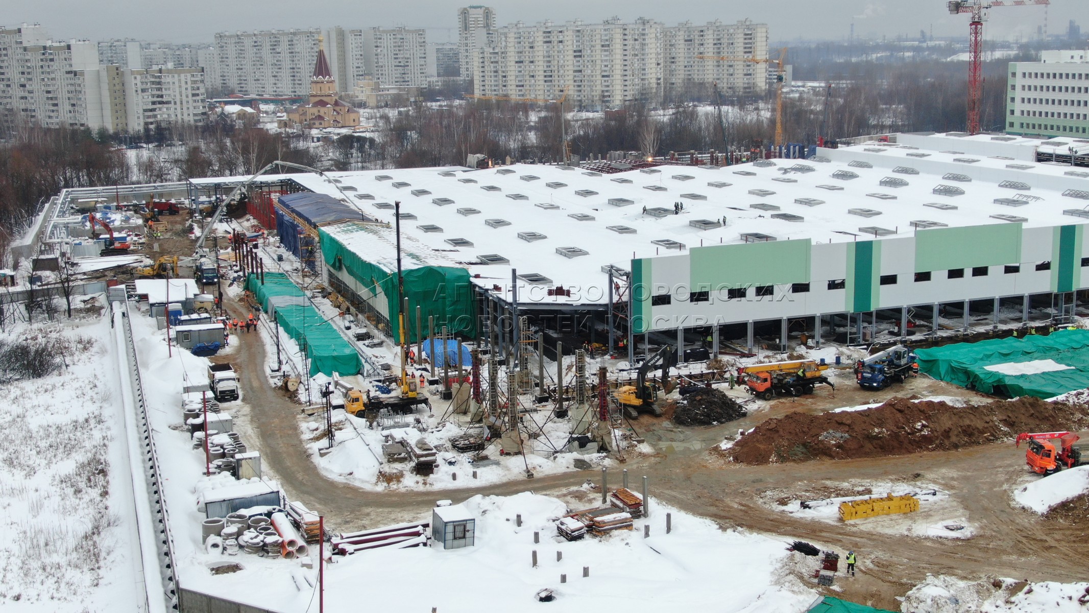 Вид с квадрокоптера на строительство в Братеево электродепо «Южное» для ...